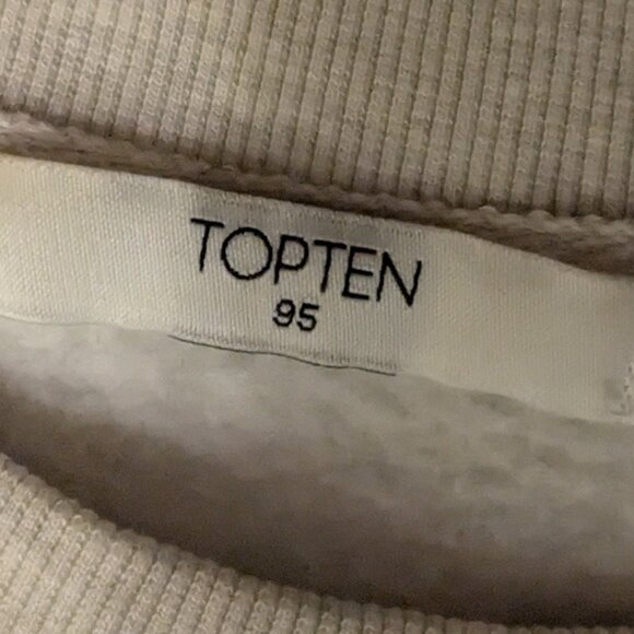 Crew neck pull over sweater with Red outline flower - Picture 2 of 3